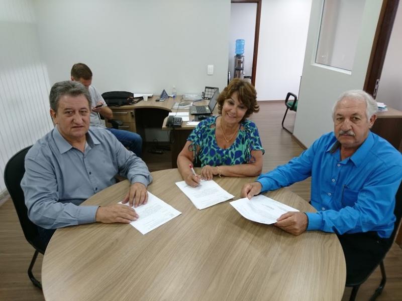 Prefeito José Lineu Gomes recebe de o Paranacidade Parecer favorável a construção do Asfalto do Bairro Pinheirinho